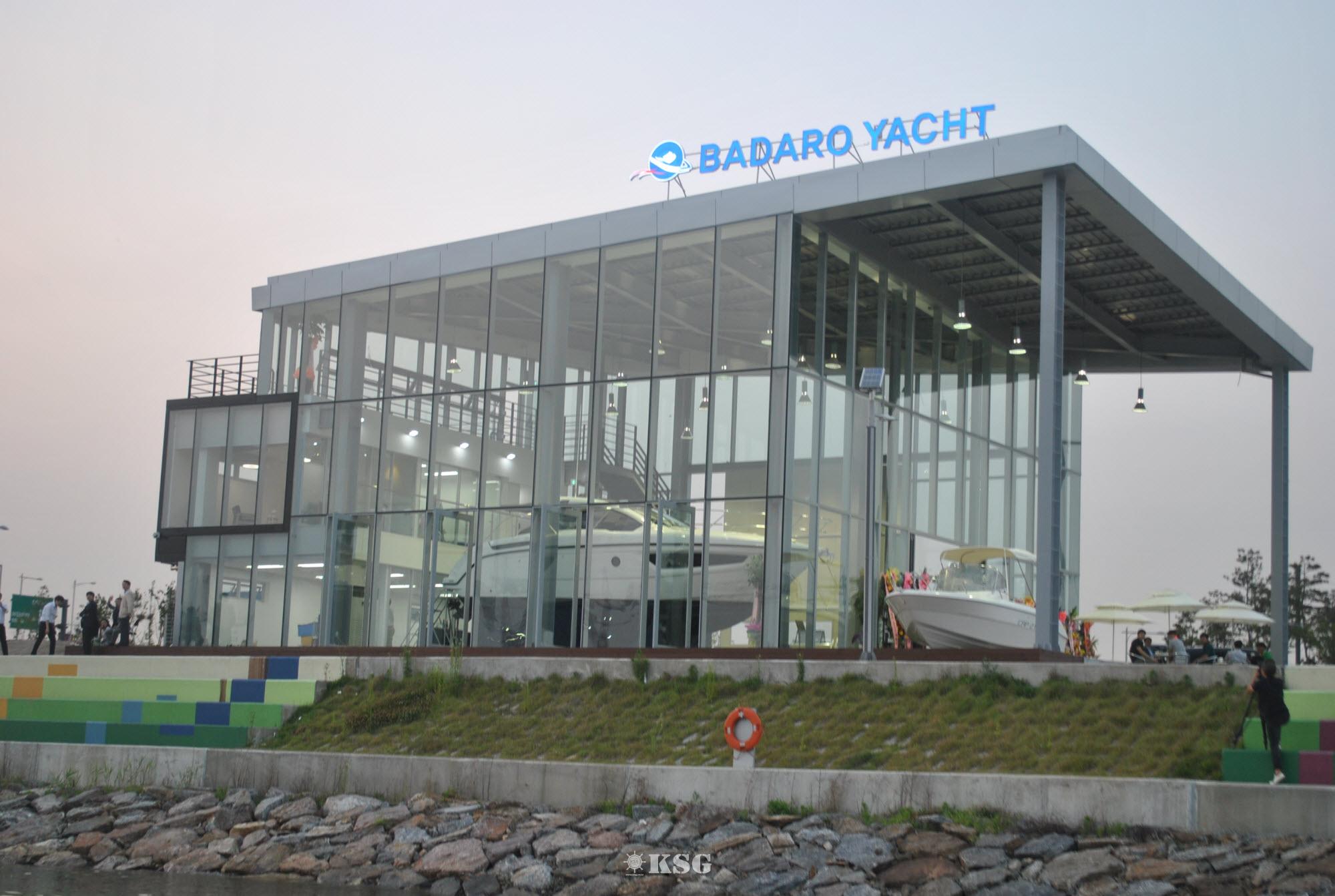 김포 아라뱃길 아라마리나에 위치한 ‘바다로요트’ 전시장 외관